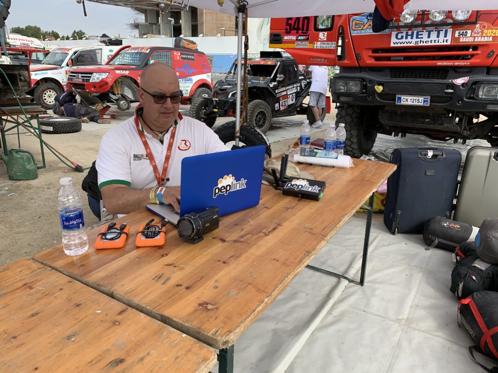Publishing an article on the events of the day at the Dakar Rally.