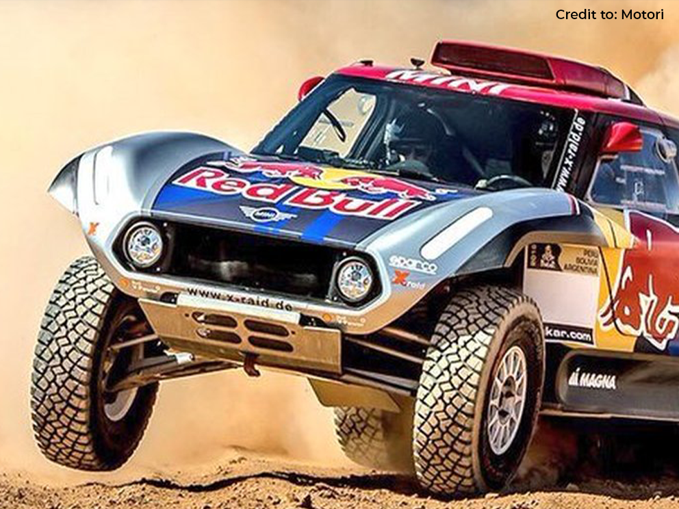 A car drives through the desert in Saudi Arabia during the Dakar Rally 2020.