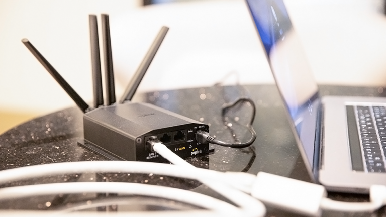 5G SIM Router with antennas